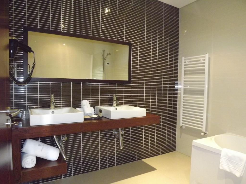 Hotel Do Vale Aguiar da Beira Bagian luar foto