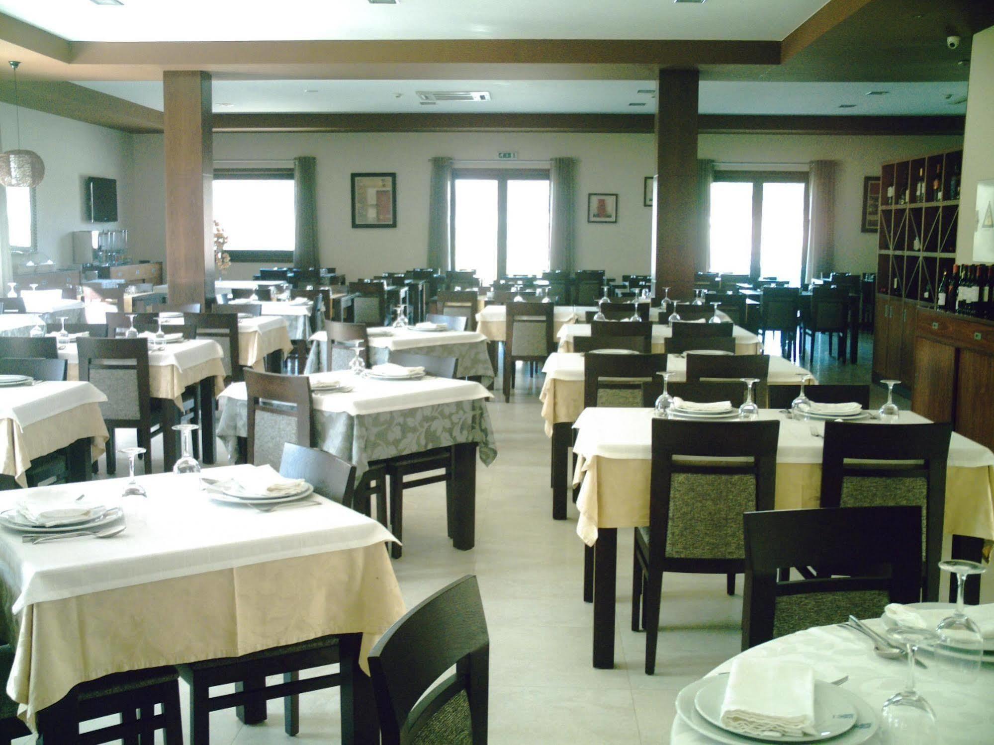 Hotel Do Vale Aguiar da Beira Bagian luar foto